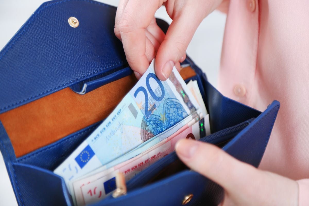 Was bedeutet das Sortieren von Banknoten vom höchsten zum niedrigsten Nennwert aus psychologischer Sicht und im Hinblick auf künstliche Intelligenz?
