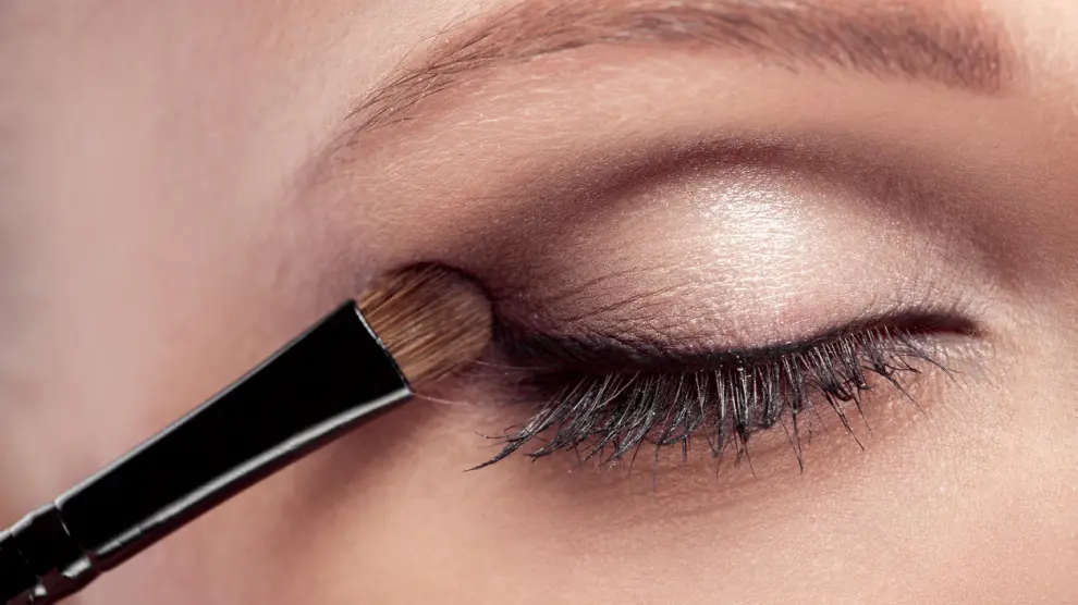 Das Geheimnis eines Visagisten, das Ihnen hilft, 10 Jahre jünger auszusehen: Verwenden Sie Bronzer als Eyeliner