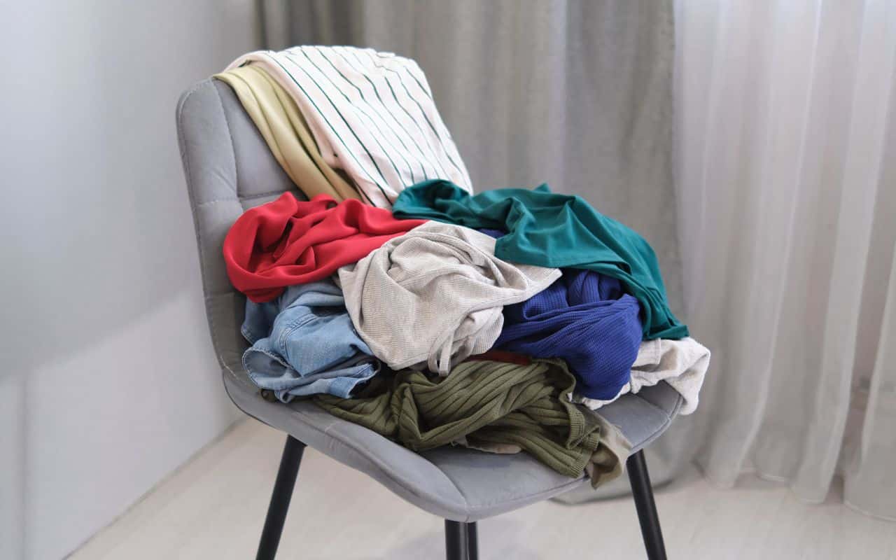 Was bedeutet es aus psychologischer Sicht, wenn Kleidung auf einem Stuhl im Schlafzimmer liegt?