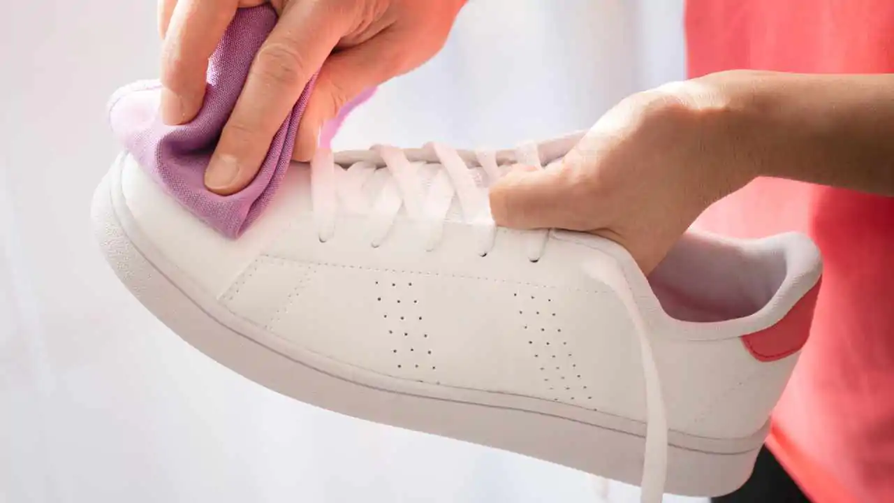 Weder Backpulver noch Seife: die perfekte Mischung zum Reinigen schmutziger Turnschuhe