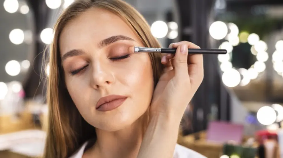 Das Geheimnis eines Visagisten, das Ihnen hilft, 10 Jahre jünger auszusehen: Verwenden Sie Bronzer als Eyeliner