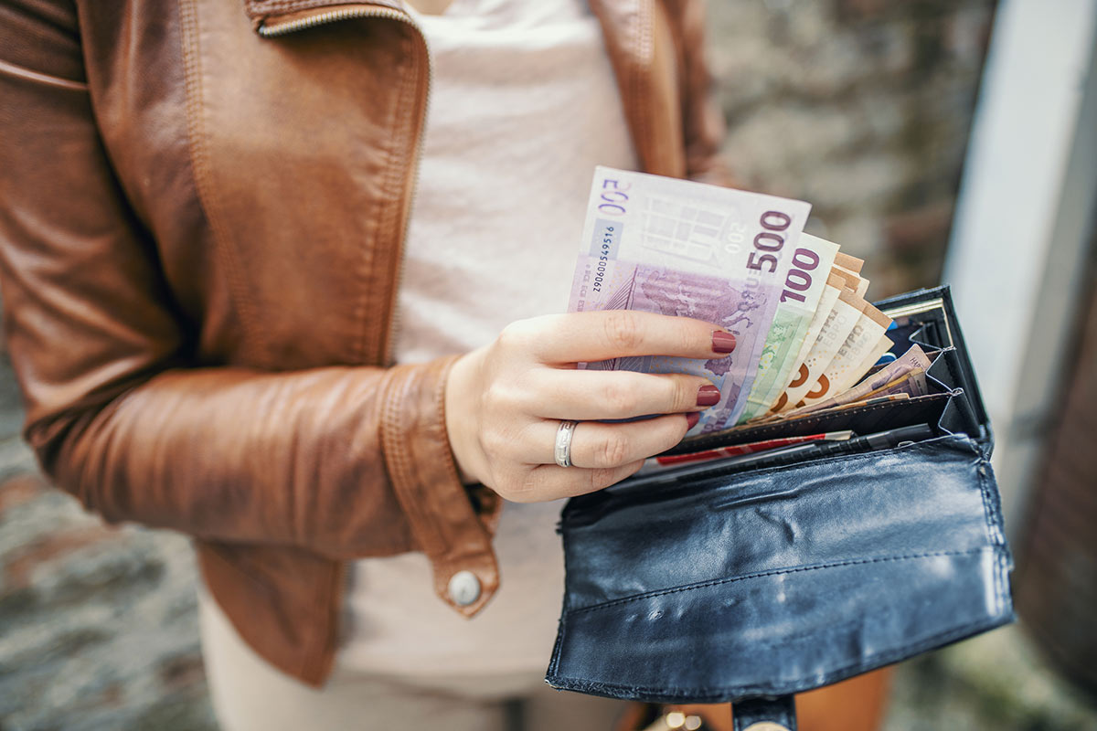 Was bedeutet das Sortieren von Banknoten vom höchsten zum niedrigsten Nennwert aus psychologischer Sicht und im Hinblick auf künstliche Intelligenz?