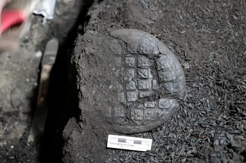 In Anatolien wurde bei archäologischen Ausgrabungen Brot für die Kommunion gefunden, das auf vor 1300 Jahren datiert wird und ein Bildnis Christi trägt