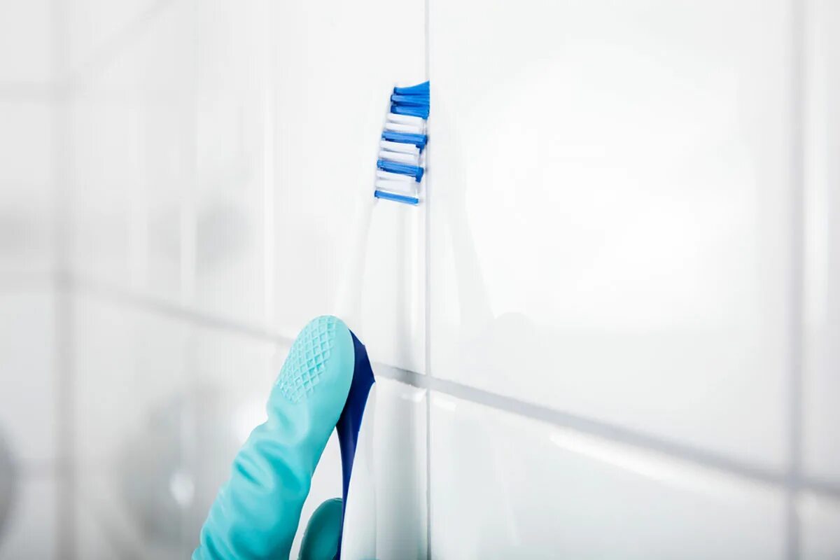 Sie probierte dieses hausgemachte Gel „aus Neugierde“ aus: Ihre stark verschmutzten und verschimmelten Fugen waren noch nie so weiß!