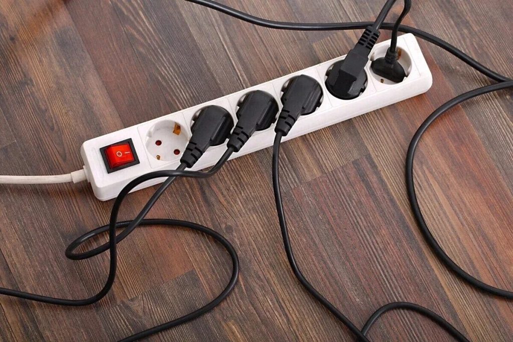 Welche elektronischen Geräte sollten niemals an eine Steckdosenleiste angeschlossen werden?