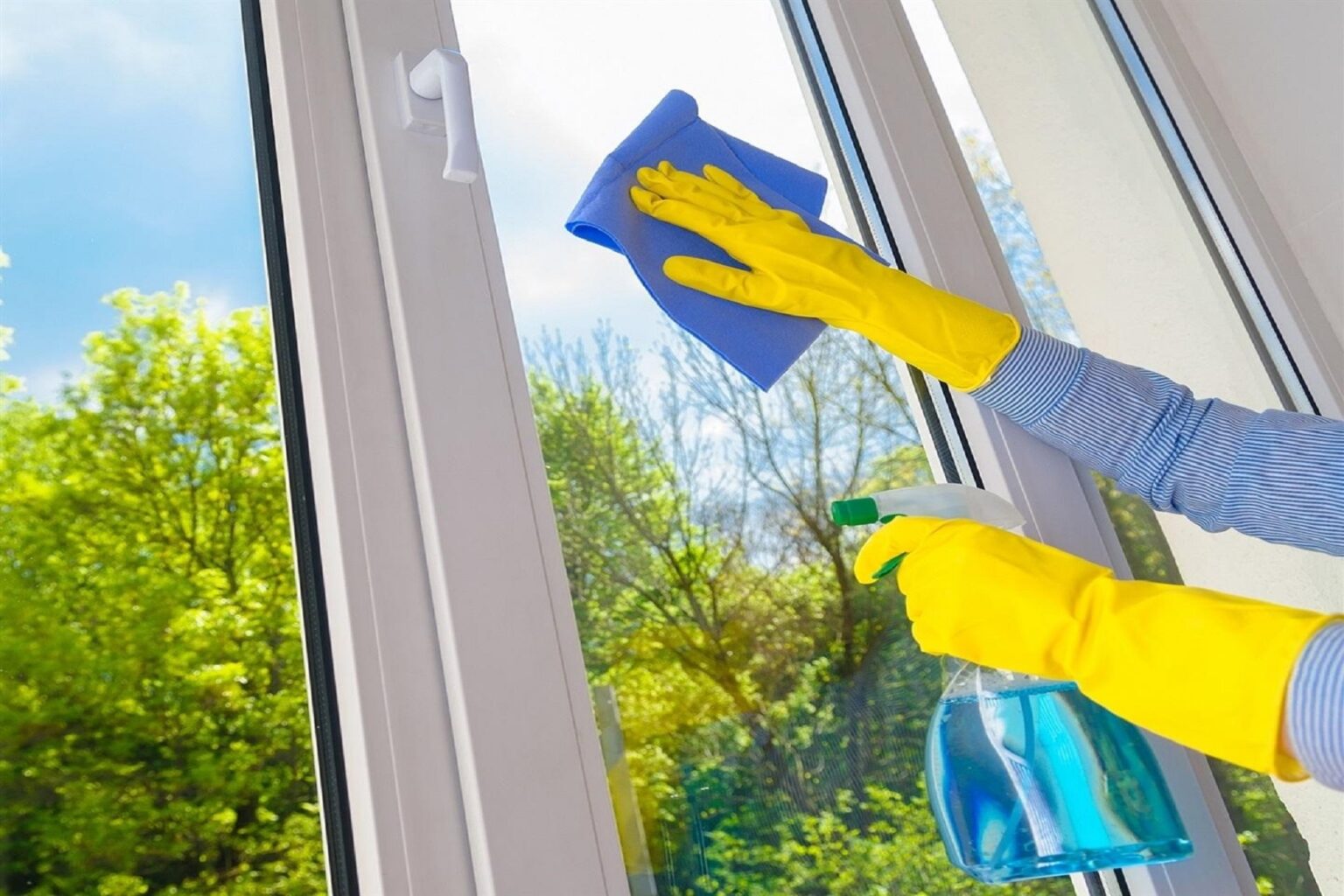 Ist es schwierig für Sie, Ihre Fenster perfekt sauber zu bekommen? Dieser überraschende Trick hilft Ihnen, alle Spuren auf einmal zu entfernen!