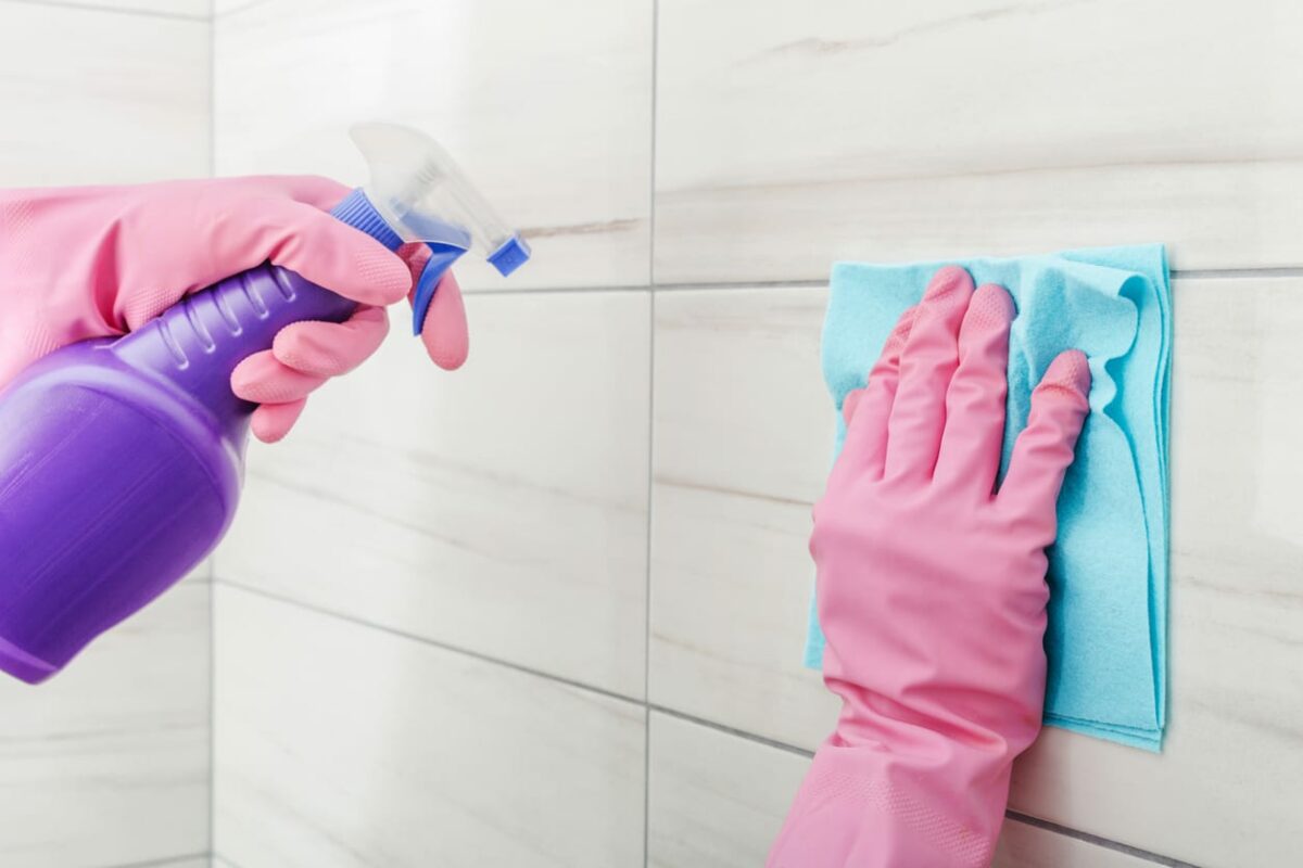 Die effektivste Hausmischung zur Reinigung von Fliesen im Badezimmer und zur Entfernung von Schimmel