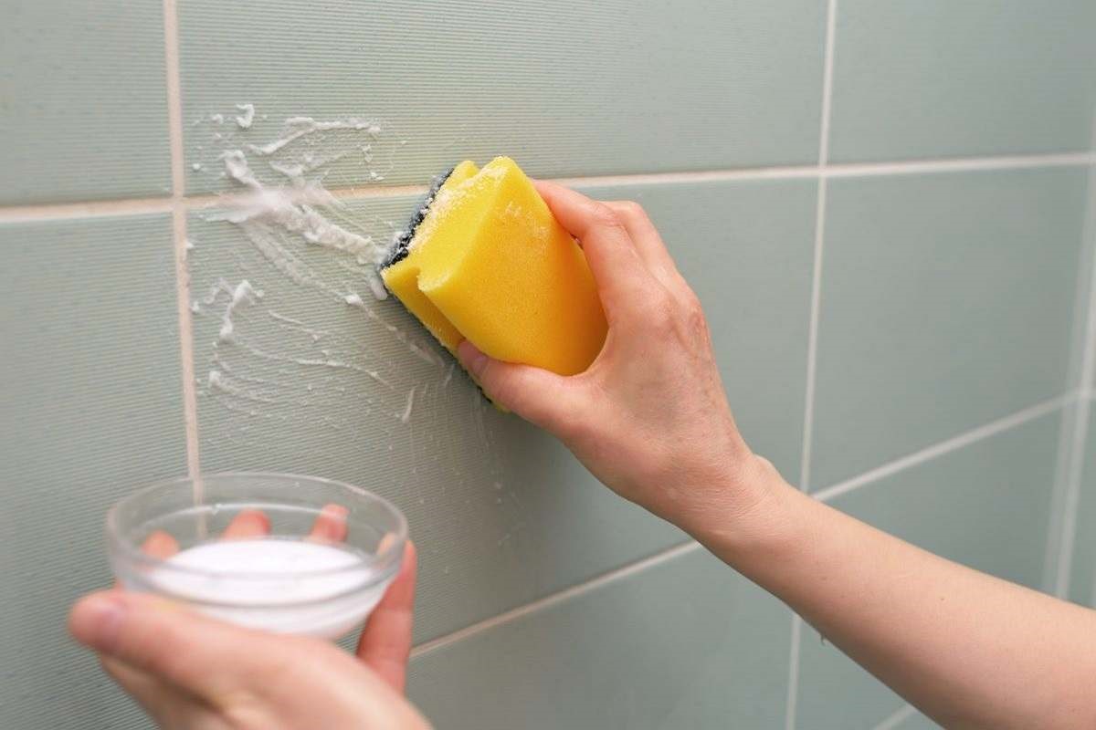 Stärker als Backpulver, Essig oder Bleichmittel: Dieses hausgemachte Gel lässt Fugen in 15 Minuten glänzen!