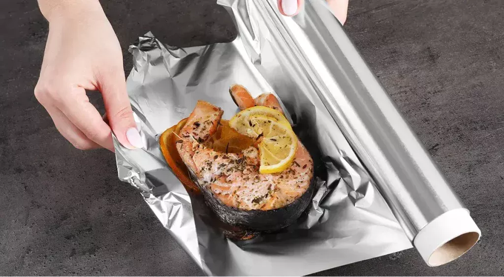 Warum ist eine Seite der Aluminiumfolie glänzend und die andere matt: Welche Seite ist die richtige?