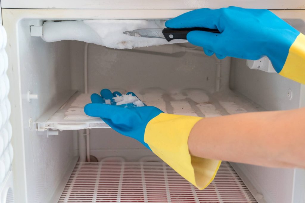 Legen Sie dies in den Gefrierschrank, damit er weniger Strom verbraucht: eine kostengünstige, aber clevere Methode