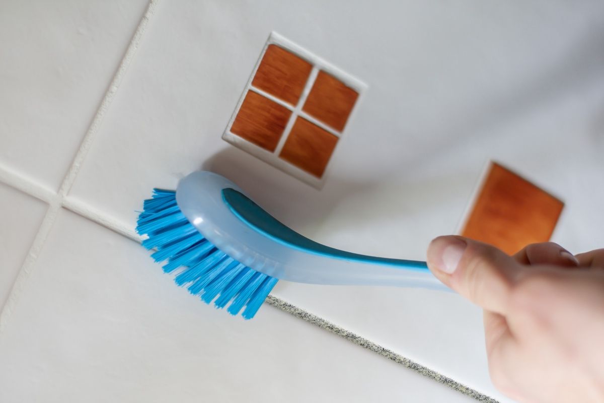 Sie probierte dieses hausgemachte Gel „aus Neugierde“ aus: Ihre stark verschmutzten und verschimmelten Fugen waren noch nie so weiß!