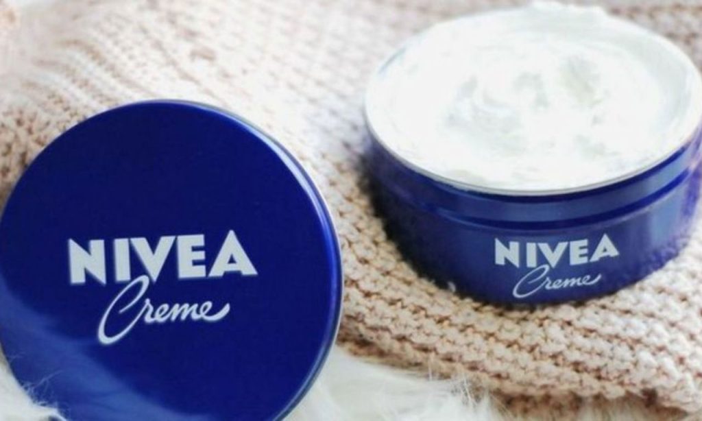 Roza, Kosmetikerin: „So trage ich die Nivea-Creme aus der blauen Dose auf, um Falten im Gesicht zu entfernen.“