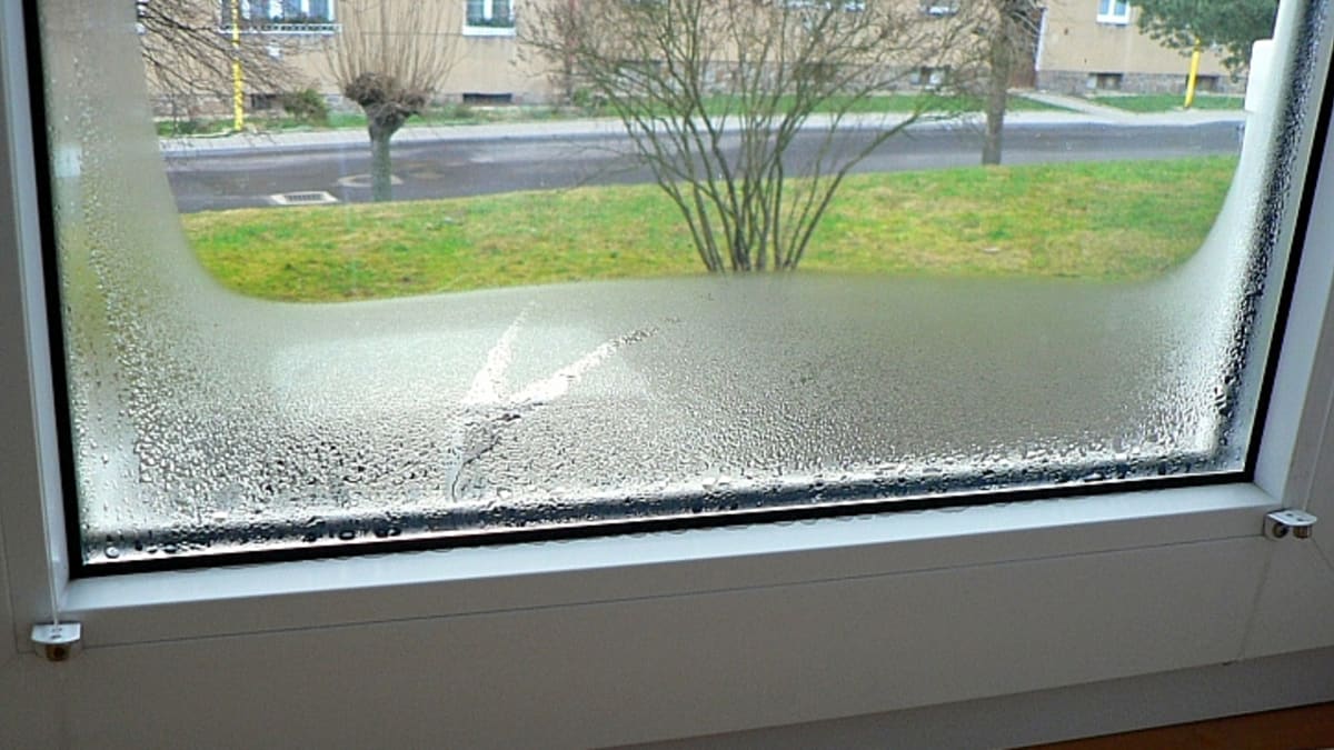 Füllen Sie es in ein Glas und stellen Sie es abends auf die Fensterbank. Das Problem der Feuchtigkeit an den Fenstern wird ein für alle Mal verschwinden. Methode zur Bekämpfung von beschlagenen Scheiben