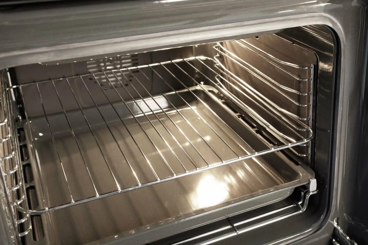 Der einfachste Trick, um Backbleche wie neu aussehen zu lassen: eine Kugel aus Aluminiumfolie und Backpulver