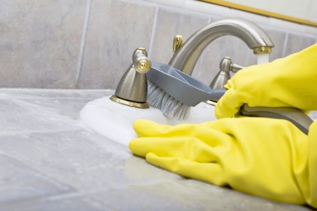 Wie man Badewanne und Dusche richtig reinigt, um Schimmel und Bakterien zu vermeiden