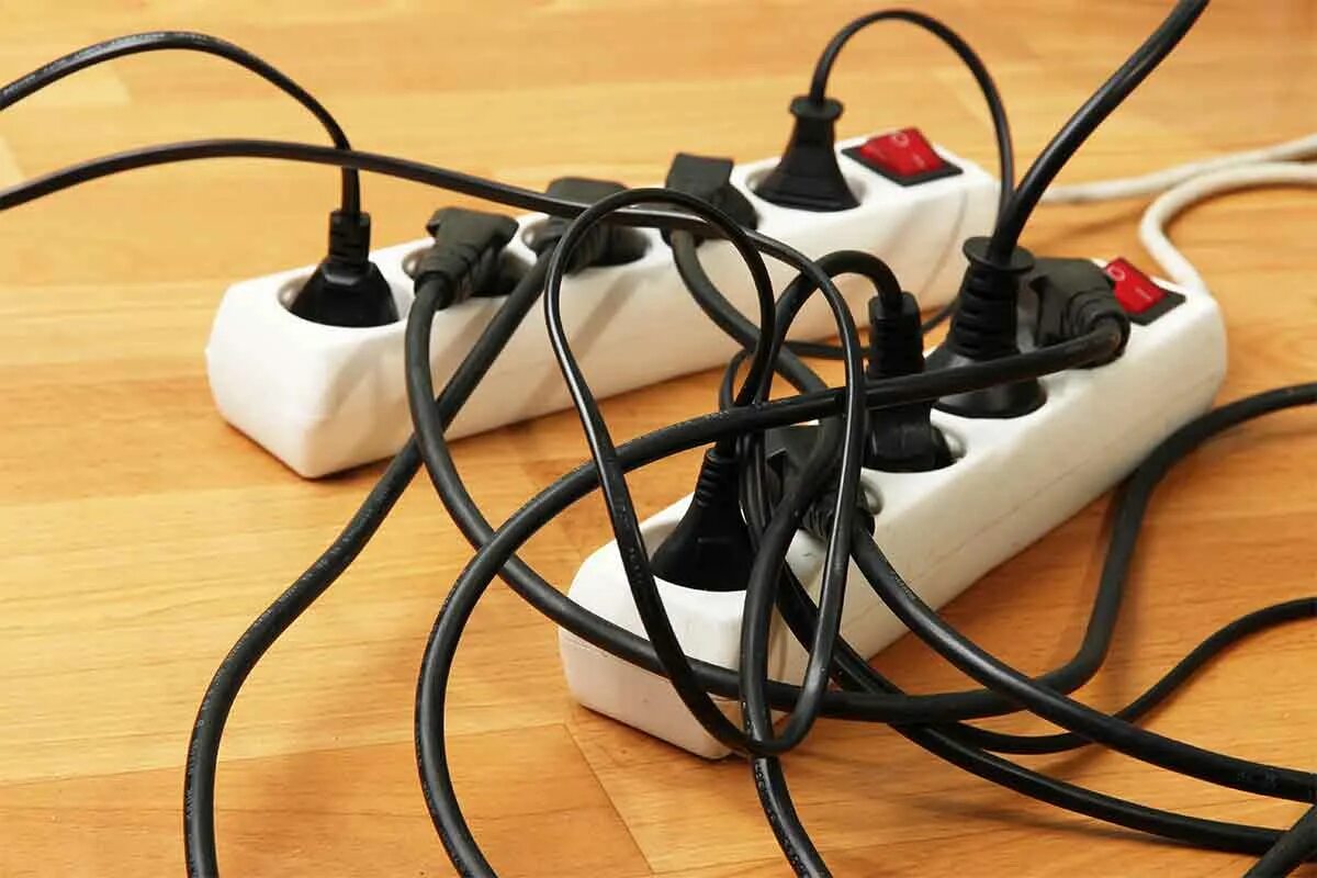 Welche elektronischen Geräte sollten niemals an eine Steckdosenleiste angeschlossen werden?