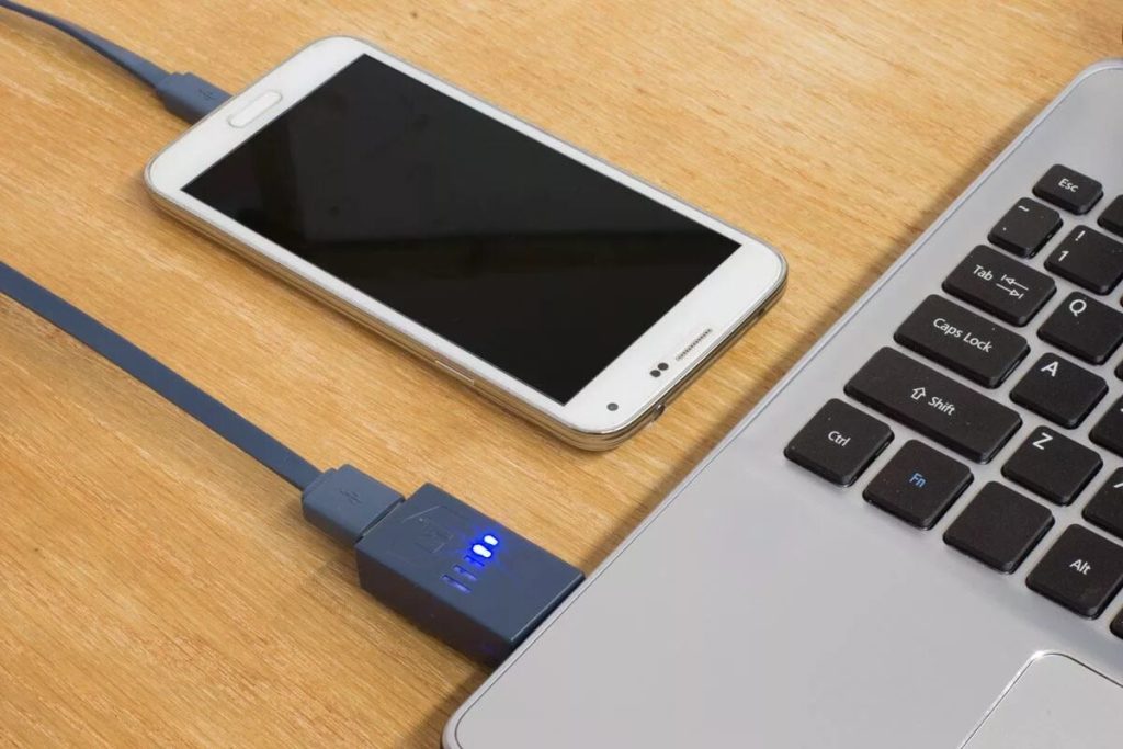 Das Aufladen eines Mobiltelefons scheint eine einfache Angelegenheit zu sein, aber wenn Sie einen USB-Anschluss verwenden, kann dies zu einer Entladung des Akkus führen.