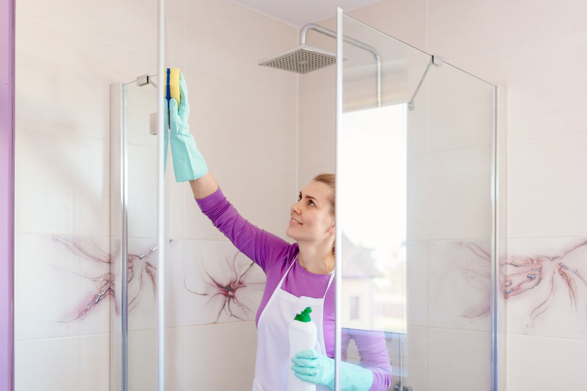 Wie man Badewanne und Dusche richtig reinigt, um Schimmel und Bakterien zu vermeiden