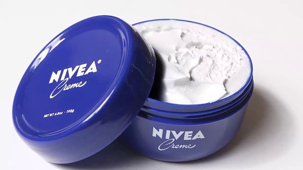 Roza, Kosmetikerin: „So trage ich die Nivea-Creme aus der blauen Dose auf, um Falten im Gesicht zu entfernen.“