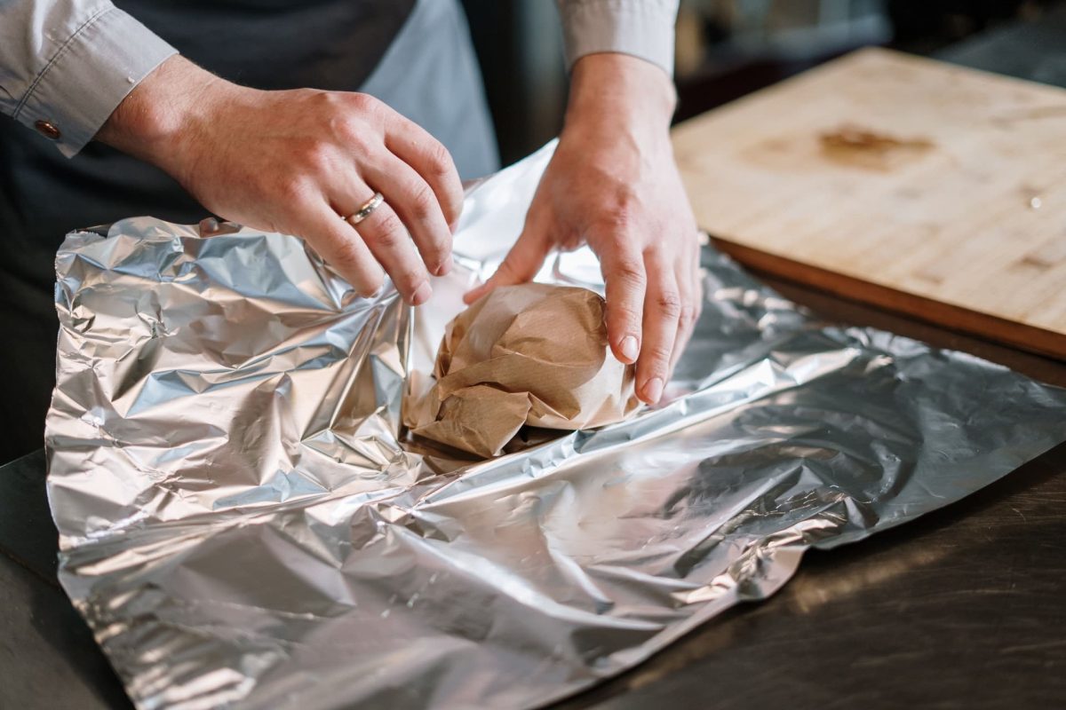 Warum ist eine Seite der Aluminiumfolie glänzend und die andere matt: Welche Seite ist die richtige?