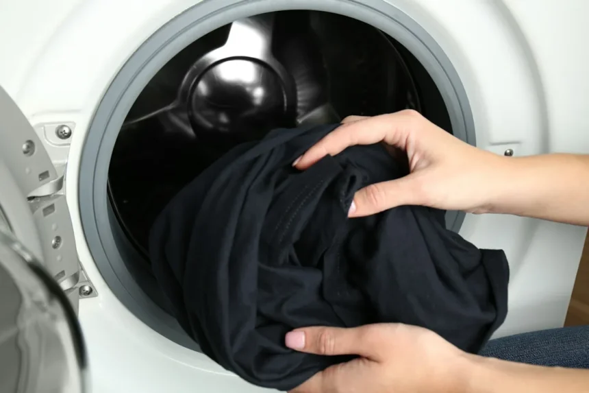 Der Trick mit dem Essig: So bleiben schwarze Kleidungsstücke beim Waschen wie neu.