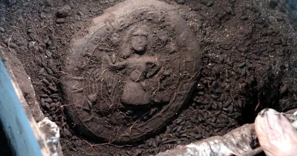 In Anatolien wurde bei archäologischen Ausgrabungen Brot für die Kommunion gefunden, das auf vor 1300 Jahren datiert wird und ein Bildnis Christi trägt