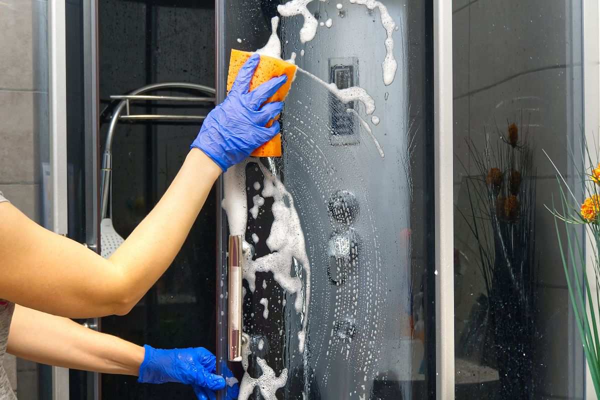 Gießen Sie es auf einen Schwamm und wischen Sie damit darüber. Die Duschkabine wird in 5 Minuten glänzen