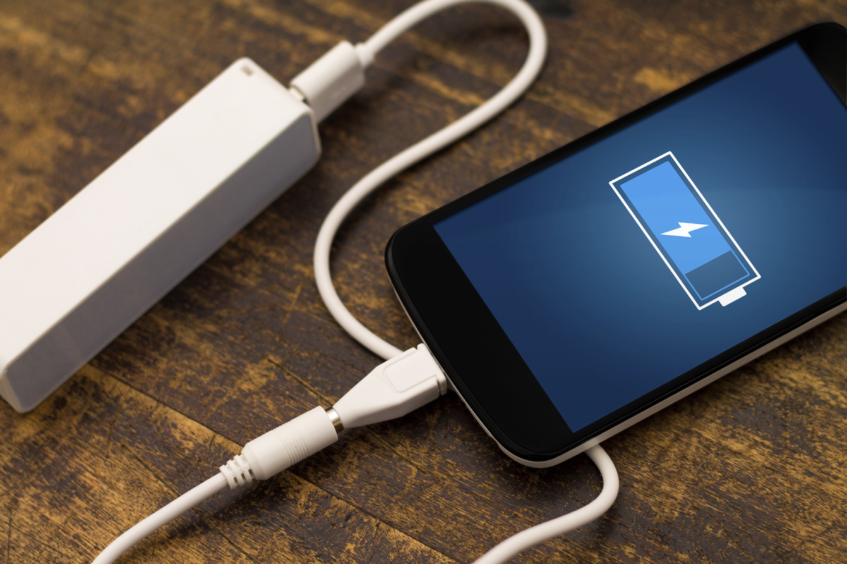 Das Aufladen eines Mobiltelefons scheint eine einfache Angelegenheit zu sein, aber wenn Sie einen USB-Anschluss verwenden, kann dies zu einer Entladung des Akkus führen.