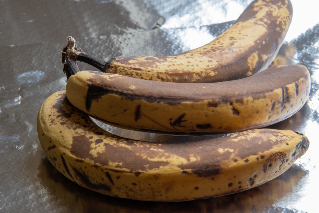 Die Schale bleibt gelb und das Fruchtfleisch bleibt fest. Mit einem Trick bleiben Bananen rekordverdächtig lange haltbar
